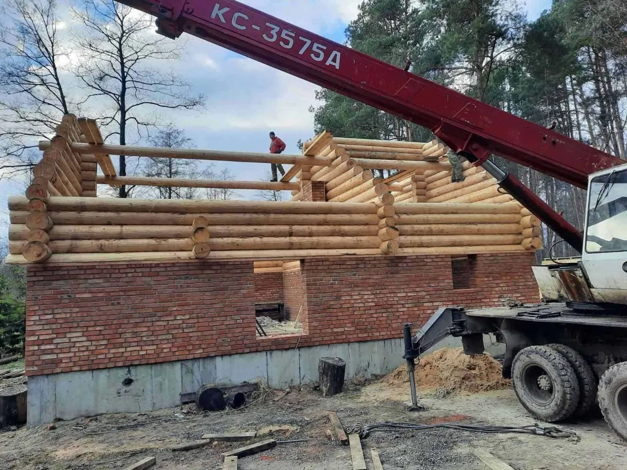 Montajul structurii cu macaraua