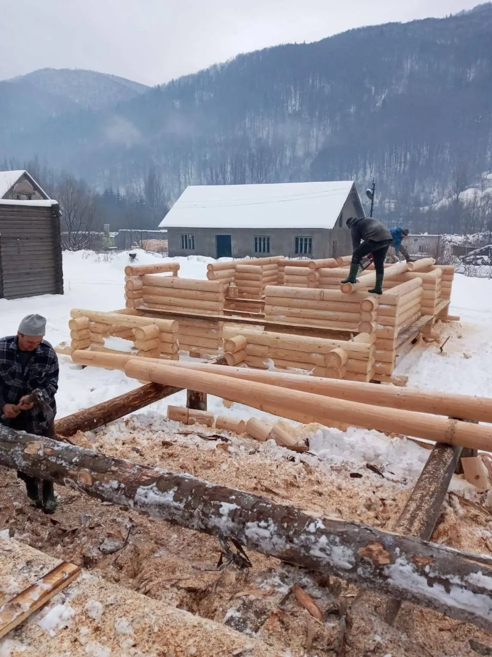 Asamblare iarna a casei din lemn